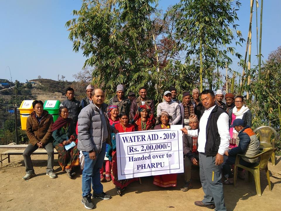 Act-nepal-54364902 Groupe de Népalais avec une banderolle de remise de fonds pour l'eau