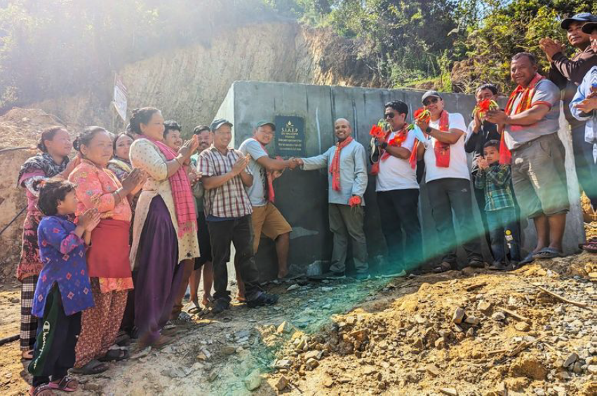 La remise officielle de la citerne à Fakhel en présence des autorités et habitants